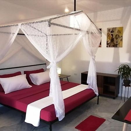 Bed and Breakfast Lonos Circle Private Garden Romblon Екстер'єр фото