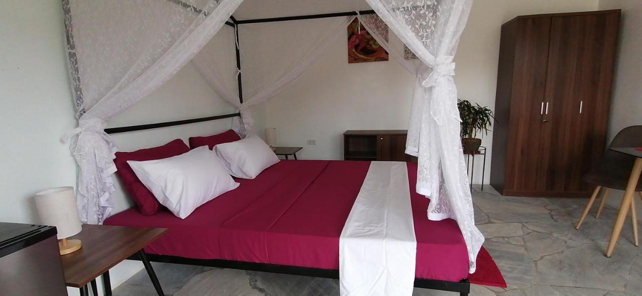 Bed and Breakfast Lonos Circle Private Garden Romblon Екстер'єр фото